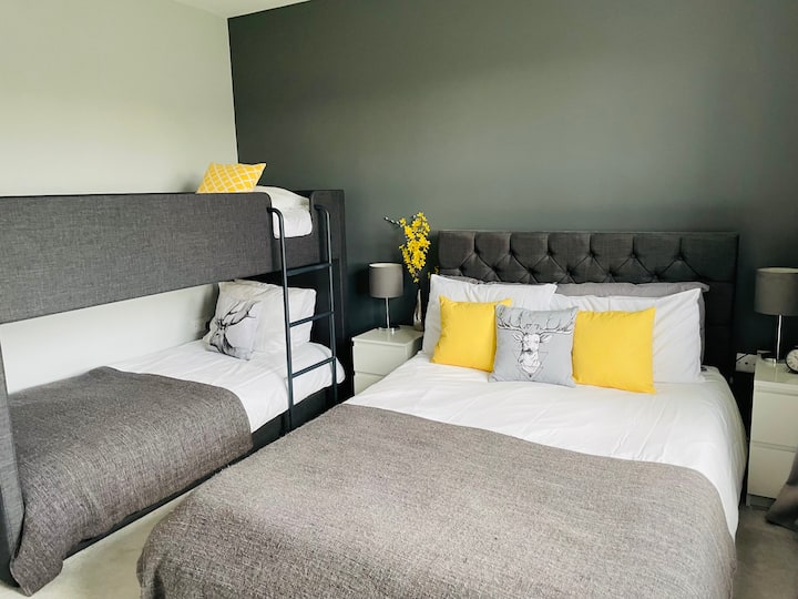 Chumba cha kulala 3

(vitanda vya ghorofa, kitanda cha watu wawili na kitanda cha shambani)