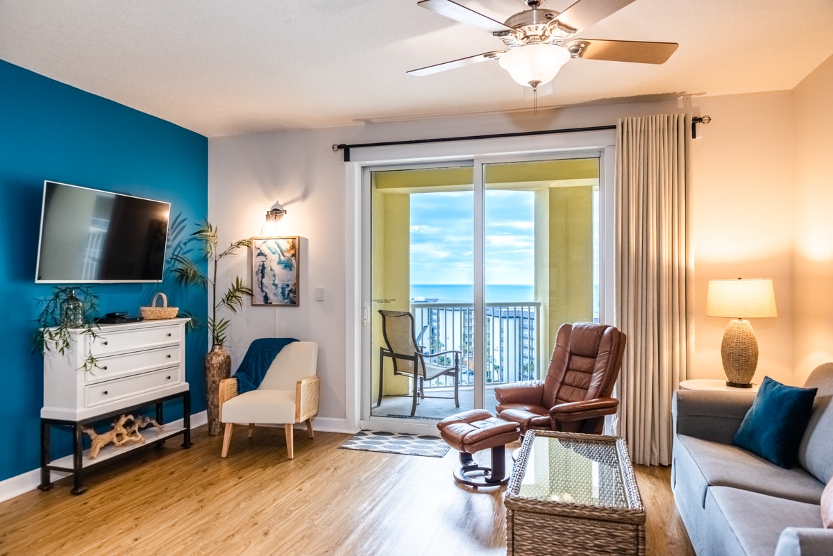 Pamje nga ballkoni dhe gjiri nga dhoma e ndenjjes