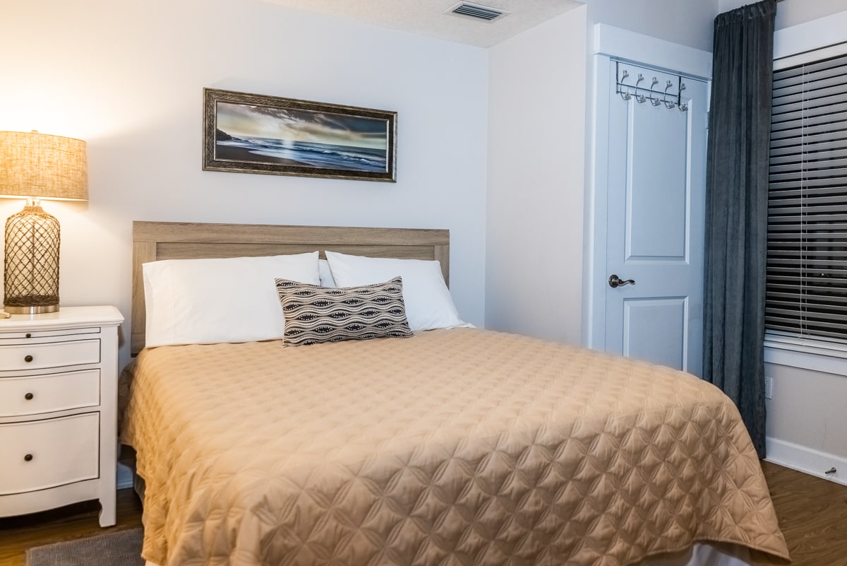 Dhomë gjumi me dyshek me shkumë memorie hibride