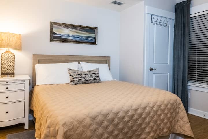 Bedroom with queen hybrid memory foam mattress