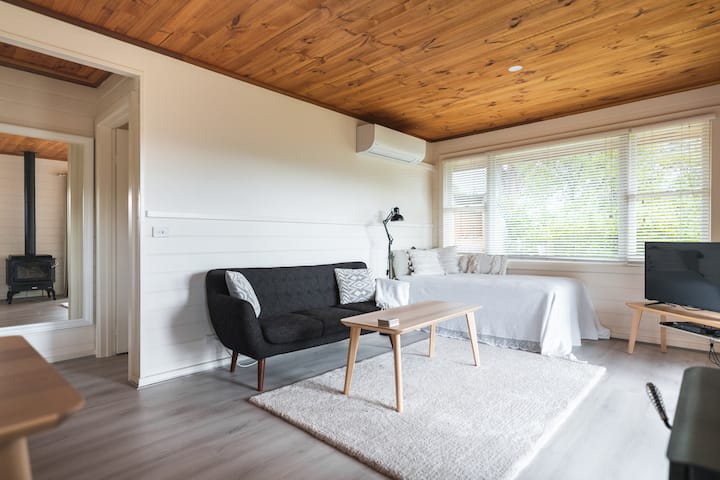 Ლაუნჯ-დარბაზი, მათ შორის, ერთადგილიანი საწოლი