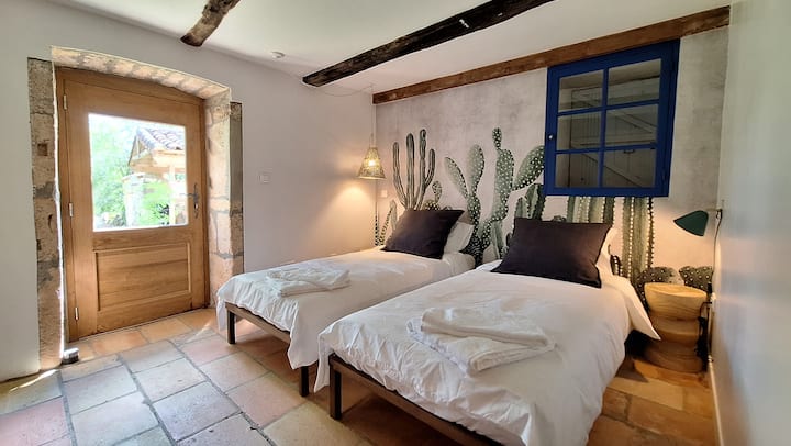 Ოთახი „კაქტუსი“ ახალგაზრდებისა და მოხუცებისთვის. (ამ ოთახს საშხაპე ოთახიც აქვს).