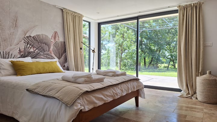 Მთავარი აპარტამენტი ბაღის ულამაზესი ხედით...