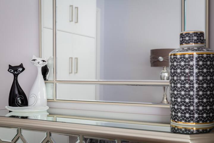 Sophisticated modern 2-bed 2-bath on Cromwell rd gallery image 5