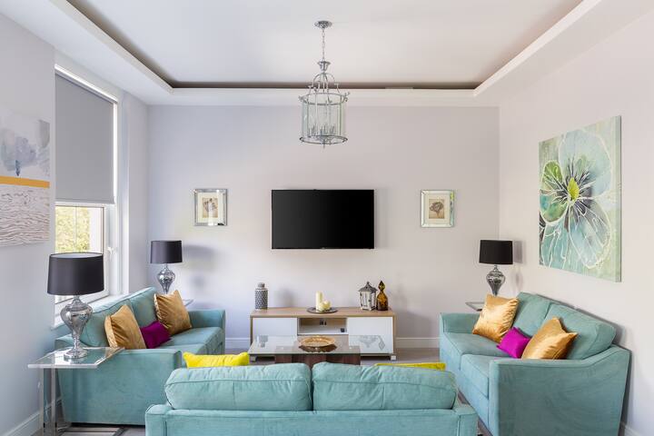 Sophisticated modern 2-bed 2-bath on Cromwell rd