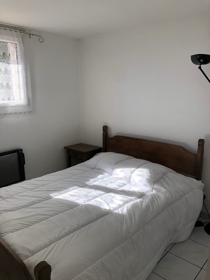 Საწოლი 140x190 სმ - უზრუნველყოფილია თეთრეული