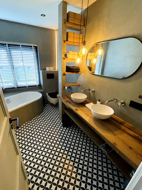 Luxurious Renovated Home, Retro Touch!