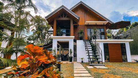 Modern Tropical Villa w/ pool near Tagaytay