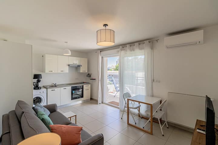 Всекидневна с разтегателен диван и всичко необходимо за престоя ви