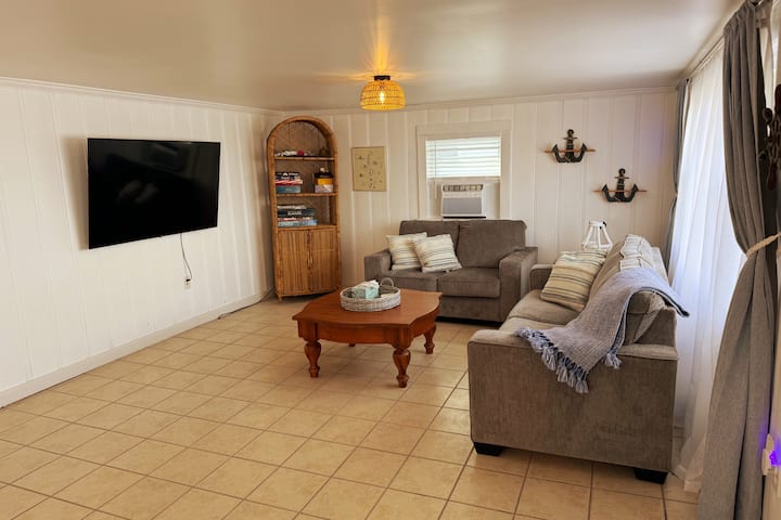 Смарт телевизорът ви позволява да предавате любимите си предавания, докато релаксирате край залива.