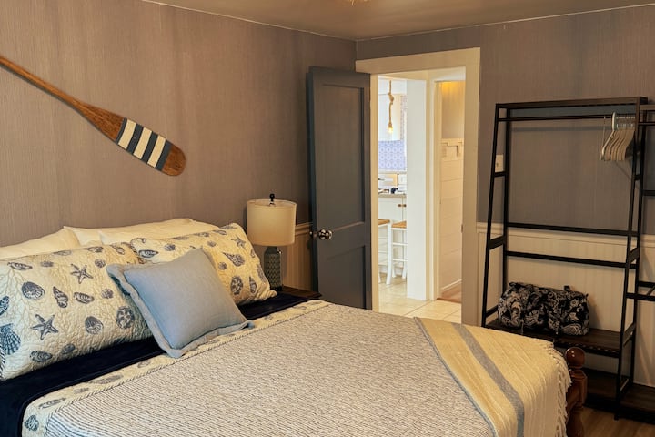 Спалня №2 - пълноразмерно легло с луксозен топ матрак и тонове възглавници за невероятен нощен сън.