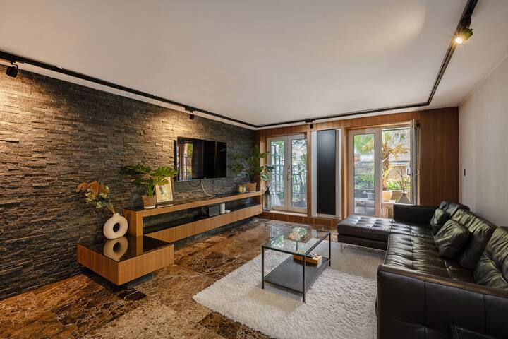 Deluxe Apt. 24/7 Security & Private Terrace