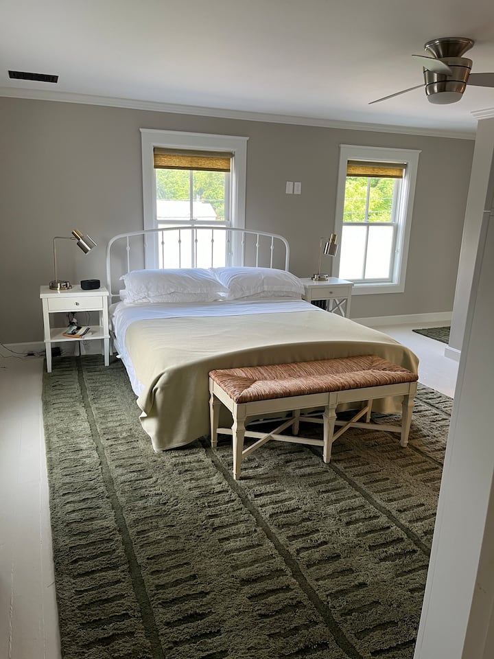 סוויטת  הורים גדולה מדי עם מיטת קינג סייז, נוף הררי יפהפה