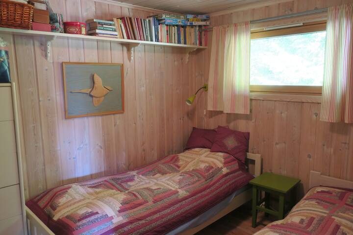 تحتوي غرفة النوم الداخلية في الكوخ الرئيسي على أسرّة مزدوجة، أحدها أقصر إلى حد ما (قادم من كوخ أجدادنا القديم)