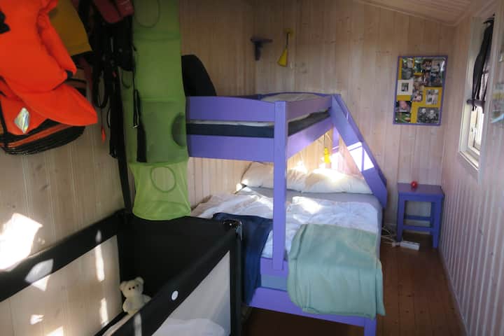 الملحق: تحتوي غرفة النوم 4 على سرير مزدوج ضيق وسرير فردي في الأعلى. يوجد سرير أطفال أيضًا في هذه الغرفة، والذي يمكن نقله إذا لزم الأمر