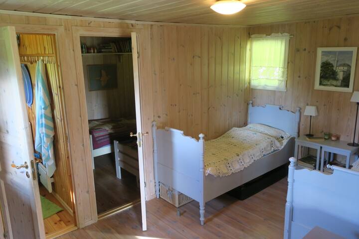 تقع غرفة النوم 2 في المنطقة المشتركة للمقصورة الرئيسية، مع خطة مفتوحة في المطبخ/غرفة المعيشة