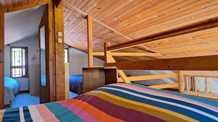 Hapa tunaona sakafu ya nyumba ikiwa na: 
- upande wa kushoto wa chumba kimoja cha kulala kilicho na kitanda cha watu wawili 
Kwenye mezzanine (inayoangalia chumba kikuu chini ya ghorofa):
- kwenye mandharinyuma eneo la kulala lenye kitanda cha watu wawili 
- upande wa mbele eneo la kulala lenye kitanda cha watu wawili 