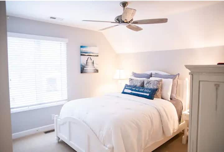 Camera da letto 4 al piano superiore con letto matrimoniale, TV, bagno completo con vasca e armadio.  