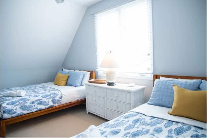 Camera da letto 3 al piano superiore con due letti matrimoniali, TV e bagno completo.  