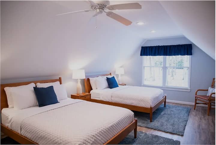 La camera da letto 5 si trova al secondo piano della Dépendance e dispone di due letti matrimoniali e di un bagno completo con vasca.  Questa è l'unica camera da letto senza TV.