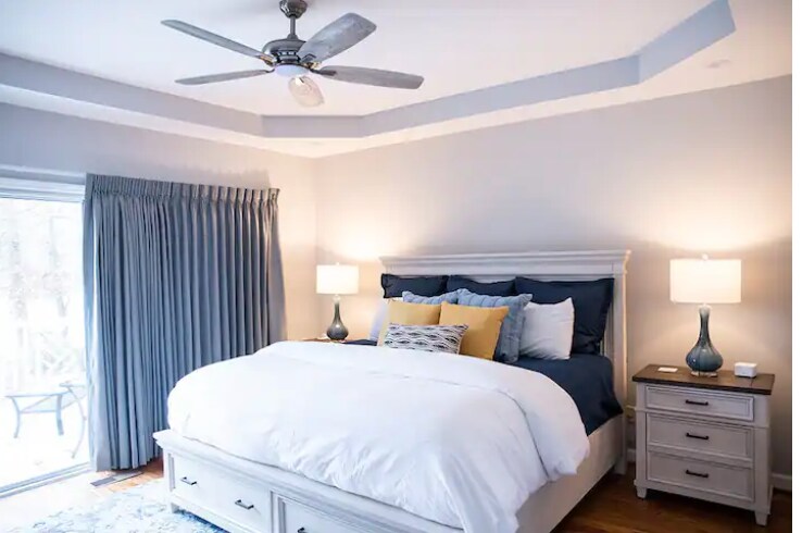 غرفة النوم الأساسية.