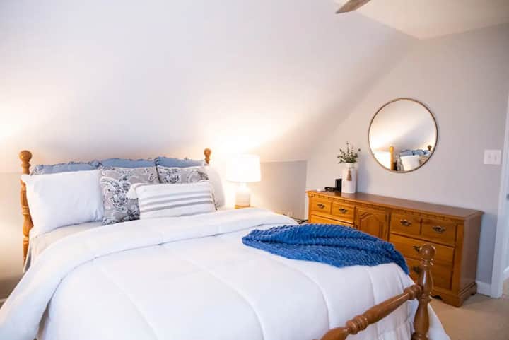 Camera da letto al piano superiore con letto matrimoniale, bagno completo, enorme armadio, tv e piccola zona lavoro.  