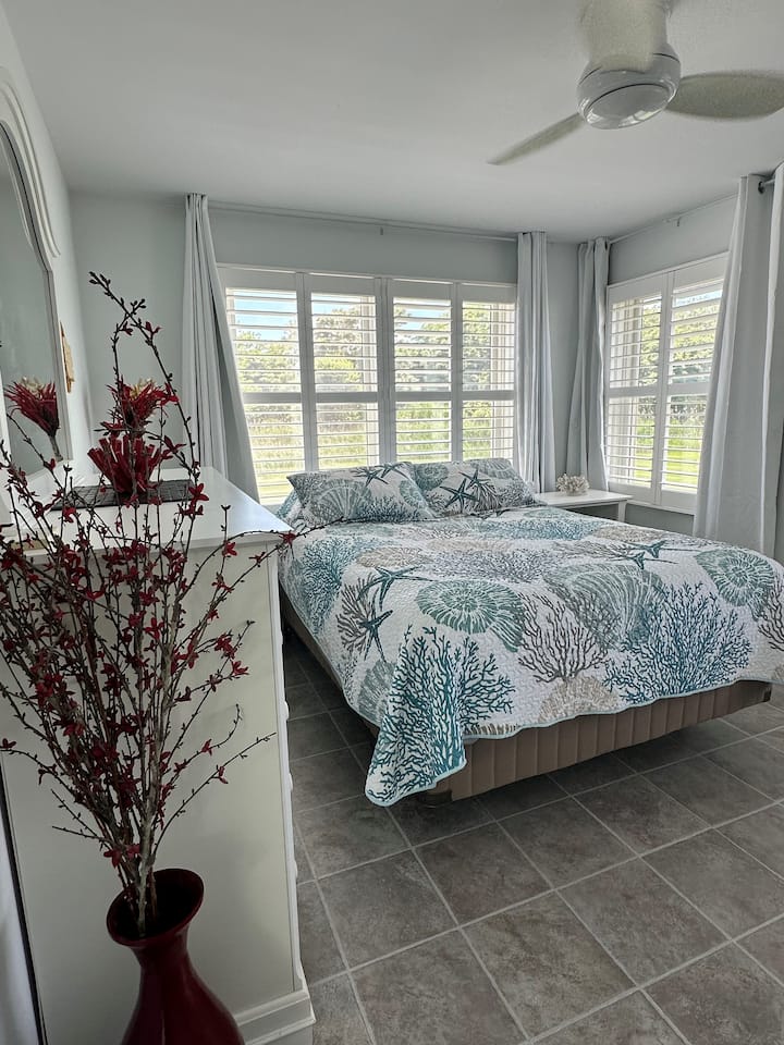 חדר שינה ראשי עם מיטה זוגית רחבה.