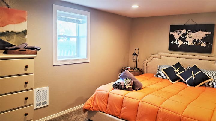 Lit King avec chambre attenante avec lits simples de plain-pied. Rangement pour commodes, draps, peignoirs et oreillers supplémentaires