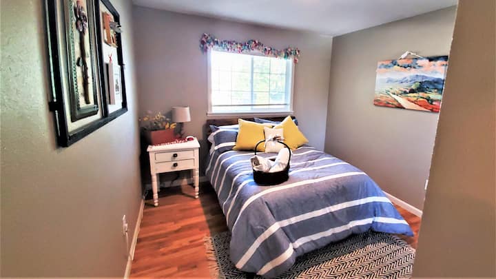 Lit queen size avec placard, draps supplémentaires, oreillers, ventilateurs