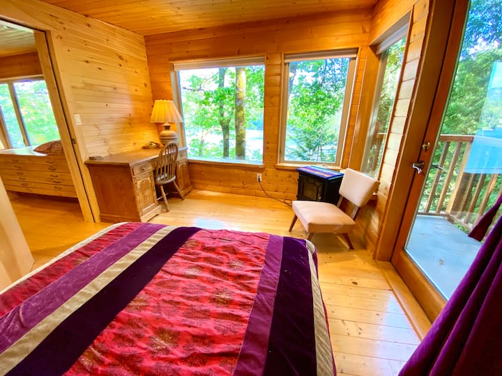 Dhomë gjumi me tavolinë zyre dhe ballkon të bukur me pamje nga oqeani.