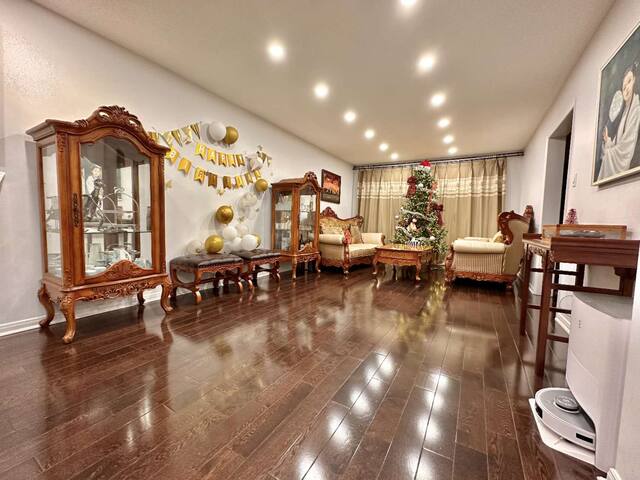 Cozy house@Core Toronto gallery image 3