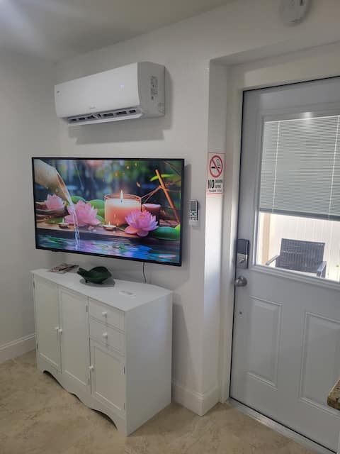 Top performing Airbnb: Centrally-located, Modern and Independent Studio in Egypt Lake Leto