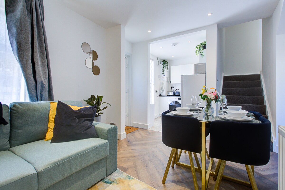 Popular Airbnb listing: Bath Lodge - Arree Stays in Manston