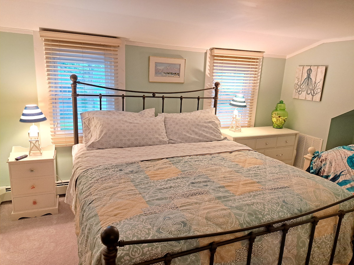 Голямо двойно легло със Стърнс и Фостър матрак в основната спалня. Двоен матрак и комплект за допълнителни възможности за спане.