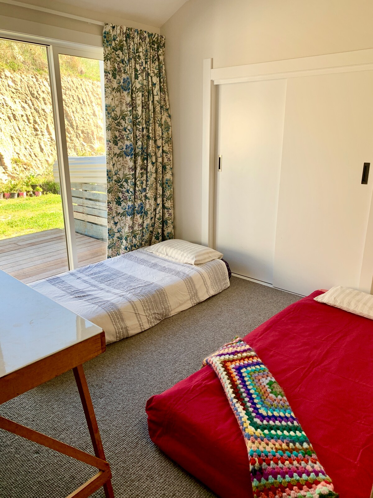 Este espacio se puede utilizar como dormitorio con dos colchones individuales o una oficina.