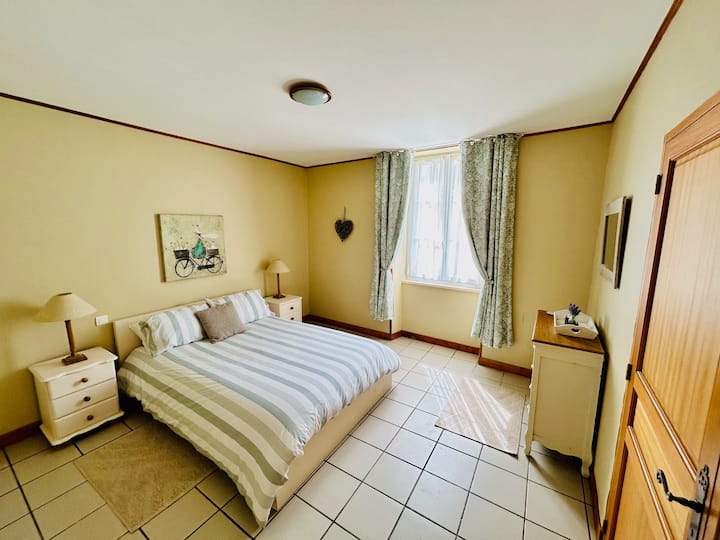 2号卧室位于一楼，配有双人床、衣柜、抽屉柜、小型电热加热器和带湿式淋浴间的套房浴室，可容纳可能需要额外无障碍设施的人。 