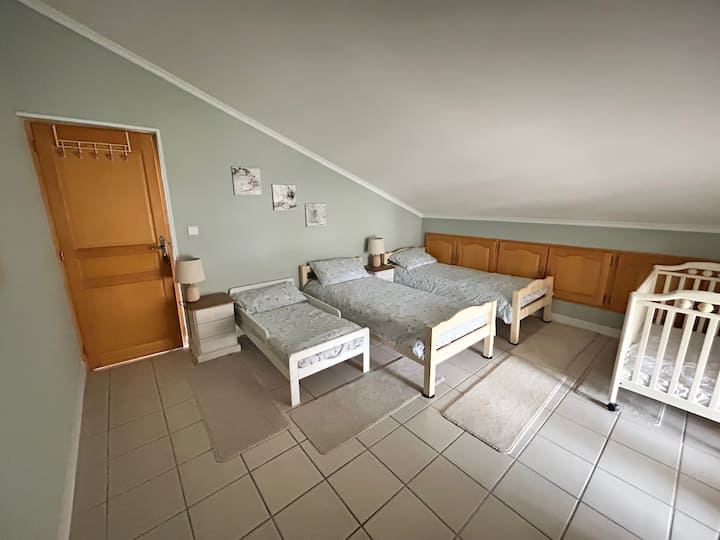 3号卧室是儿童宿舍或额外的卧室，可容纳4张单人床+额外的幼儿床、婴儿床和小型辐射加热器这些床可以移动到其他地方，以满足房客的需求。