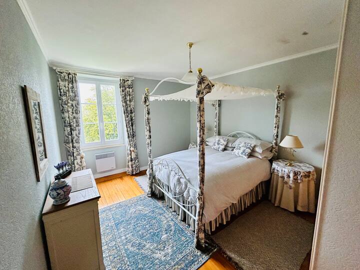 5号卧室是另一间宽敞的双人卧室，配有4张海报双人床、内置衣柜、抽屉柜和小型辐射加热器。 窗户打开，可欣赏花园、乡村和泳池的美景。