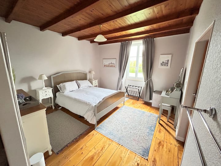 1号卧室是主卧室，配有加大双人床、橡木梁，可欣赏泳池、花园和乡村的美景。 设有衣柜、2个抽屉柜、梳妆台、小型电辐射加热器和套内卫生间。 