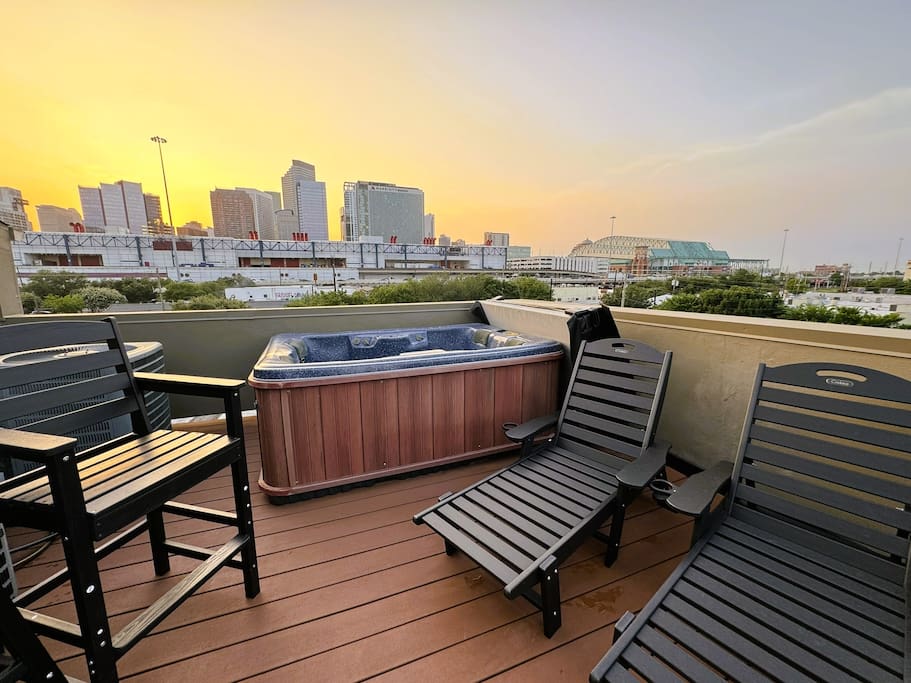 Airbnb Skyline View at the Center of the HOUniverse | GRB