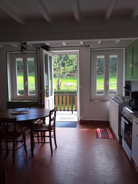 Top performing Airbnb: Charming air-conditioned cottage 3 km from Lake Pannecière in Nièvre