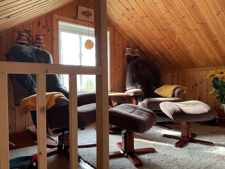 Sebule ya roshani ya Lita yenye mwonekano wa machweo.