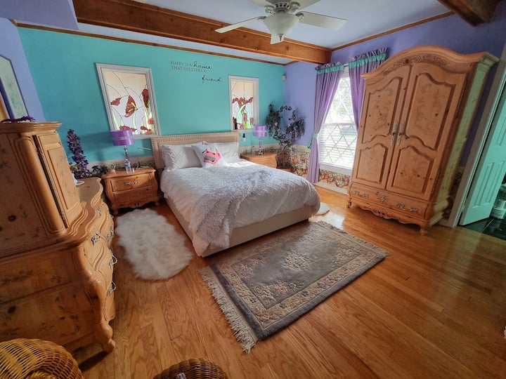 Lovely spacious guest bedroom with lots of light.