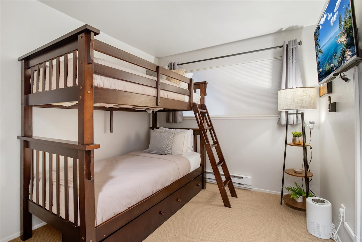 בחדר המיטות הנוח הזה יש מיטות זוגיות עם מצעים מפנקים, טלוויזיה חכמה לערבי סרטים או לצפייה בסרטים מצוירים בבוקר, ועיצוב מוקפד שיגרום לאורחים הצעירים להרגיש בבית.