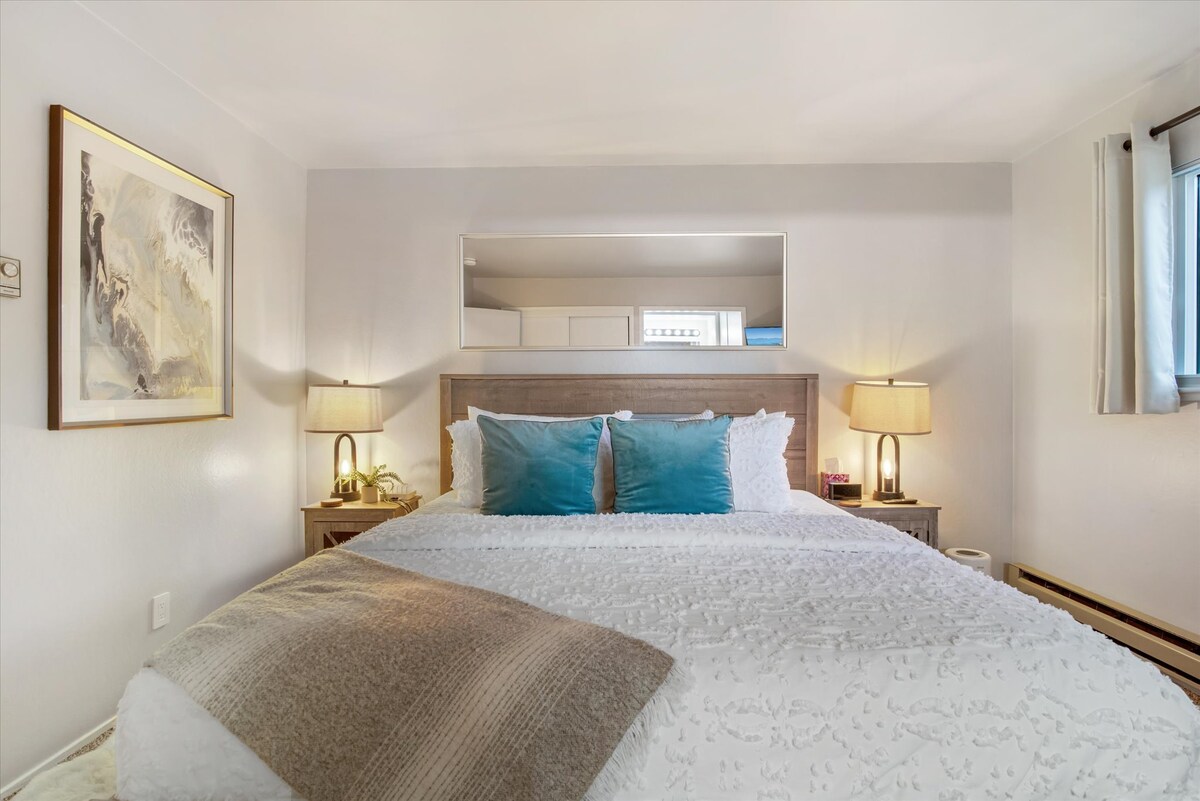 תוכלו לנוח בנינוחות בחדר השינה המרווח, שכולל מיטת קינג-סייז מפנקת, מצעים רכים וגוונים ניטרליים מרגיעים — המקום הפרטי שלכם אחרי יום באגם.