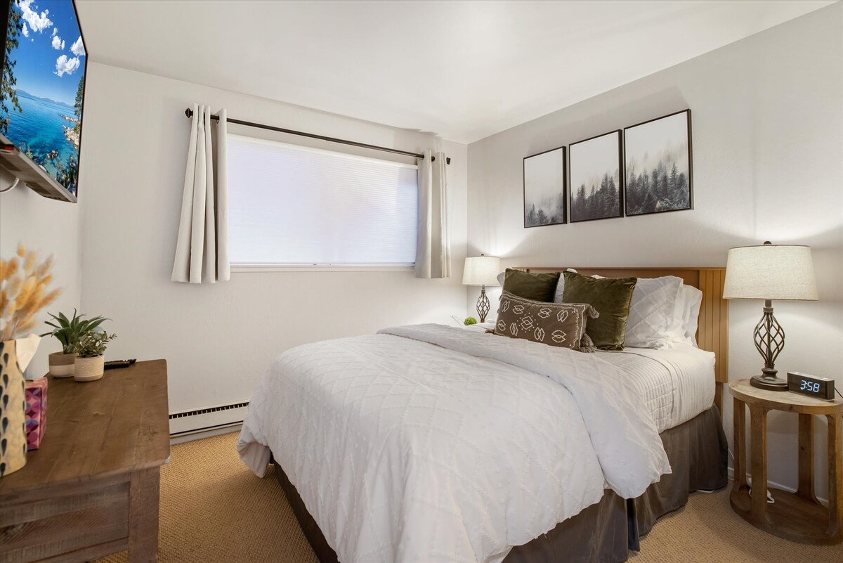 חדר השינה הנוח הזה כולל צבעים ניטרליים מרגיעים, מצעים רכים וחלון גדול שממלא את החלל באור טבעי של טאהו – מושלם לבוקר קיץ מרגיע.