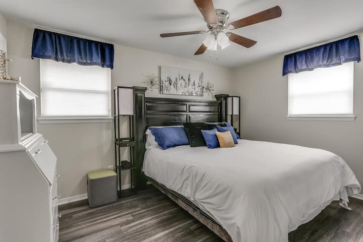 Uđite u visoku dramu otmjenog njujorškog majstora,  uključujući zadivljujući Skyline, prostor koji štedi osobne noćne ormariće za osvjetljenje u 3 boje i usb stanice za punjenje.  Iskoristili smo svaki centimetar ovog luksuznog utočišta, baš kao i New York!