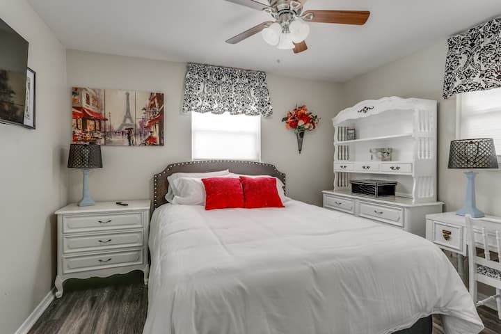 Posjetite ovu spavaću sobu inspiriranu Francuskom pokrajinom inspiriranu Francuskom pokrajinom s madracem Tempur-Pedic, namjenskim prostorom za rad i rotirajućim televizorom za zabavu i opuštanje.