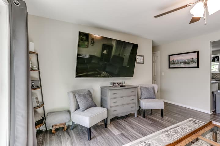 75" LG Streaming HDTV 
Stunning Artist Rendering of Seoul Tower, Seoul, South Korea
Luksuzni kožni kauč s podesivim naslonima za glavu
Obiteljske igre i karte u komodi
Dodatni pokrivači i madrac na napuhavanje za djecu ili plahte za kauč pretvoreni u krevet