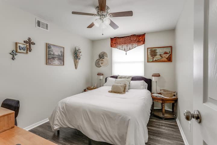 Odmorite se u Južnu Ameriku u ovoj neobičnoj rekreaciji života u Quitu (Equador) s autentičnom antičkom slikom iz Ekvadora.  Originalna komoda od javora i radni stol, lijepo izrađeni i namjenski radni prostor u kojem se nalazi Roku HDTV na pari.